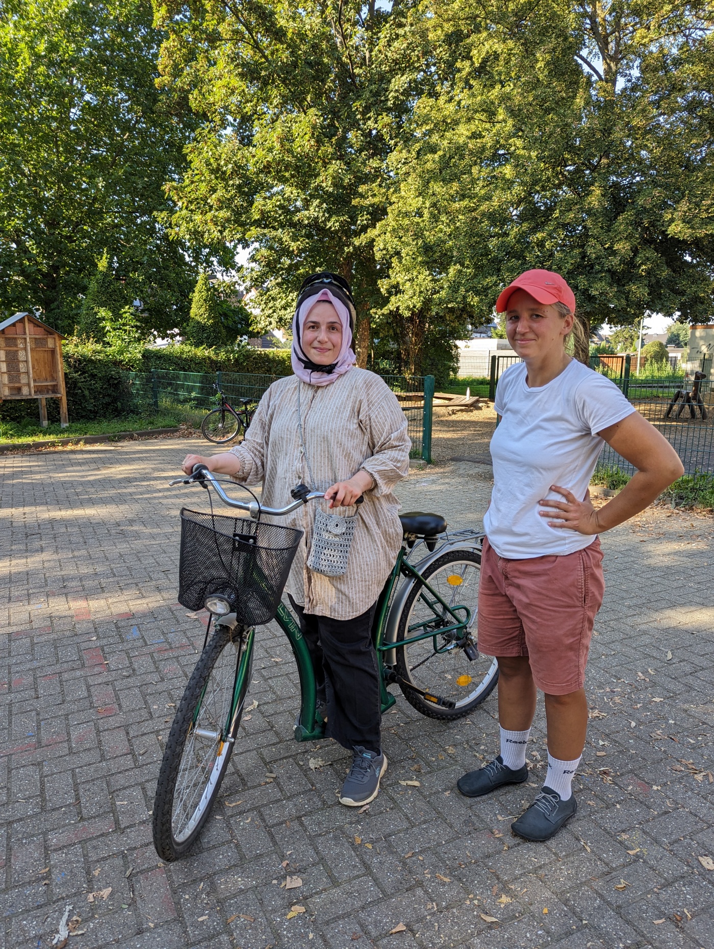 Eine Teilnehmerin mit Bildungsreferentin Corinna Hilgner (r.) (c) DPSG