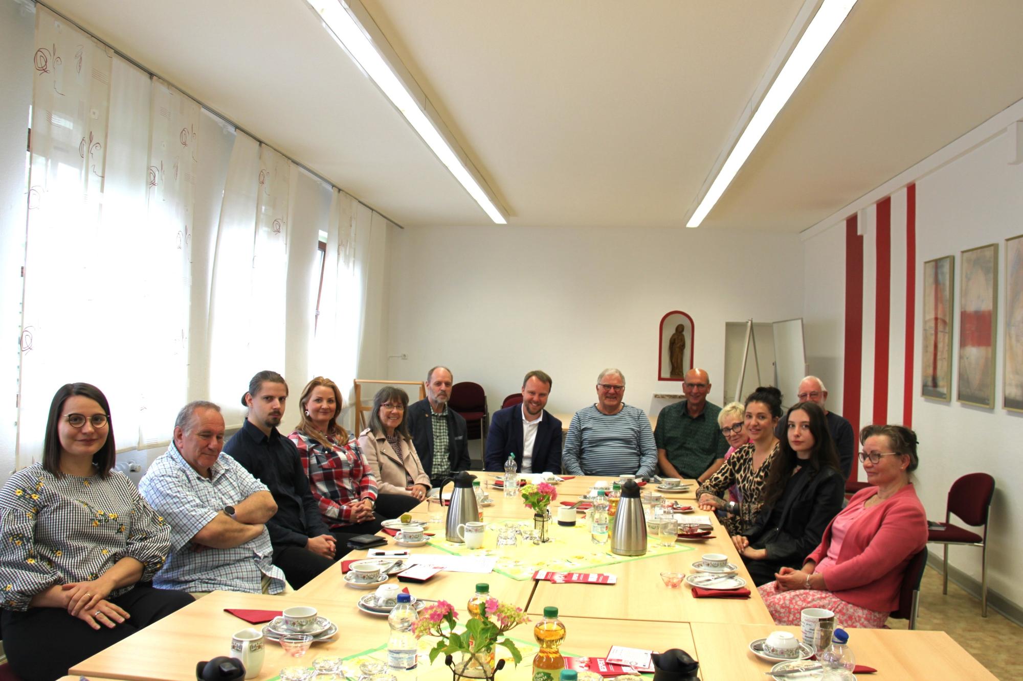 Vertreter des Vereins Amos e. G., der KAB der Diözese Aachen e. V.  und des Katholikenrats für die Region Heinsberg mit Karl-Heinz Röhrich (6. v l.), stellvertretender Vorsitzender der SPD-Kreistagsfraktion, und Daniel Freund (7. v. l.), NRW-Europaabgeordneter aus Aachen für die Fraktion der Grünen.