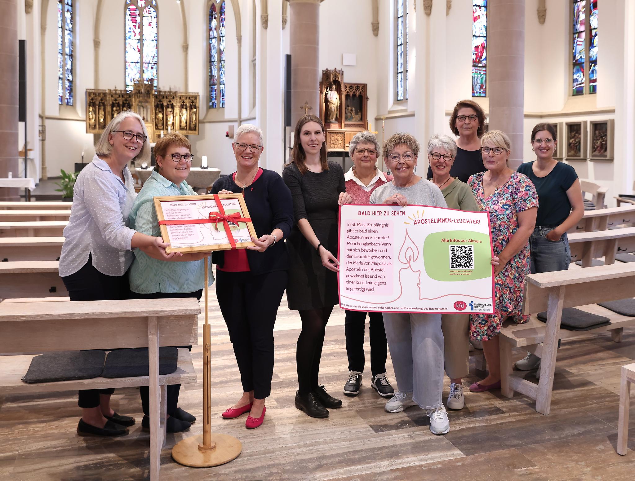 Freuen sich, dass es in St. Maria Empfängnis Venn bald einen Apostelinnenleuchter gibt: (v.l.) Gemeindereferentin Manuela Thies-Diekamp, Praktikantin Astrid Köhler, Gabriele Vogt (kfd Leitungsteam, KlarText, Frauentreff), Madeleine Helbig-Londo (Frauenseelsorge im Bistum Aachen), Angela Hillekamp (kfd Leitungsteam), Inge von Wirth (KlarText, Frauentreff), Elke Aretz (kfd Leitungsteam, KlarText), Carmen Küster (KlarText, Frauentreff), Heike Scholten (KlarText, Frauentreff), Yasmin Raimundo (Geistliche Leitung des kfd Diözesanverbandes Aachen)